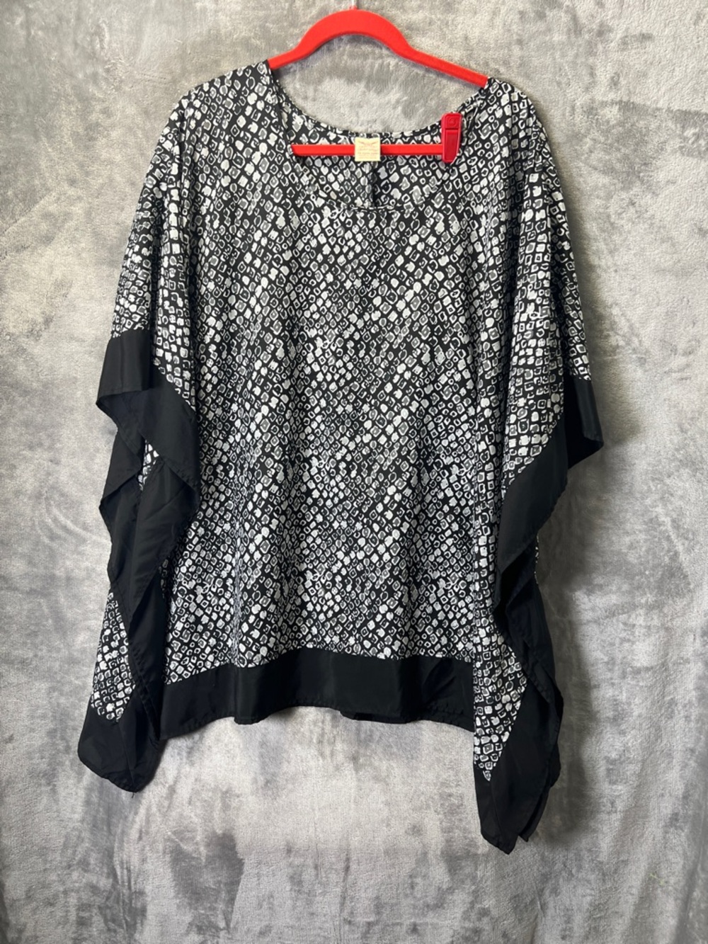 Faded Glory Black and White Geometric Top